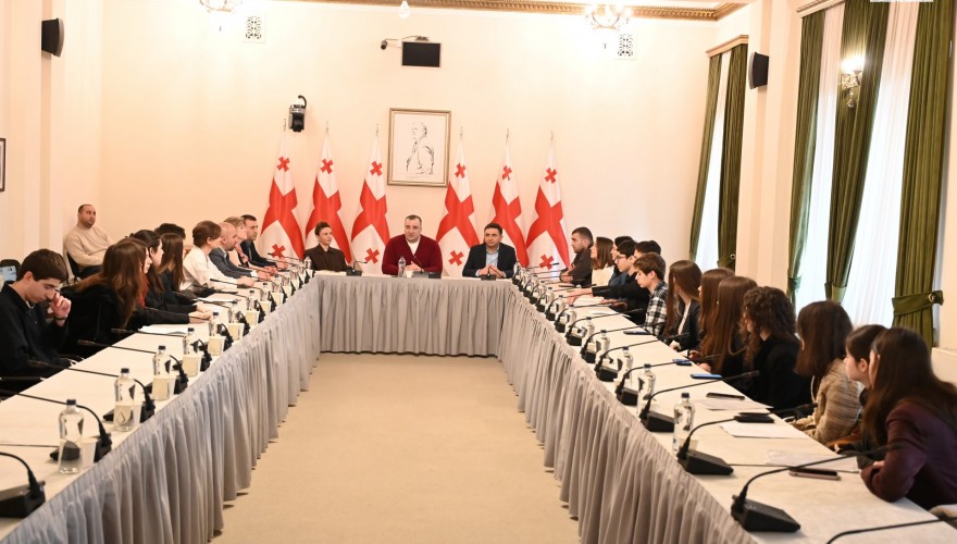 რატი იონათამიშვილი თბილისის კლასიკური გიმნაზიის მოსწავლეებს შეხვდა