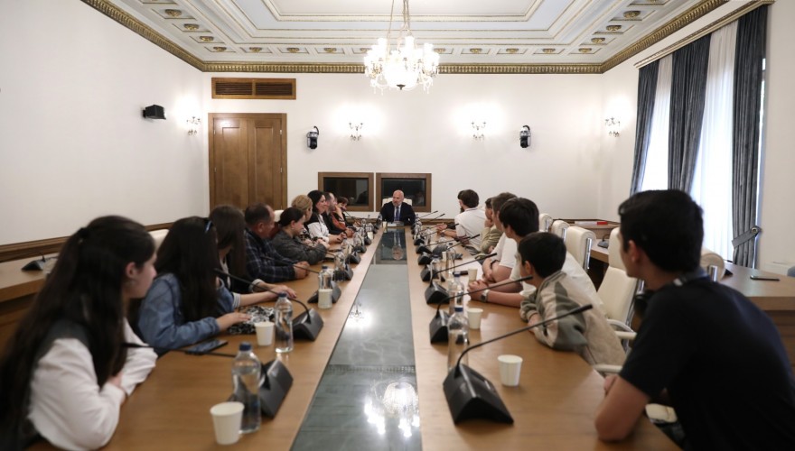ზვიად შალამბერიძე ბაღდათის მუნიციპალიტეტის სოფელ მეორე ობჩის საჯარო სკოლის მოსწავლეებს და პედაგოგებს შეხვდა