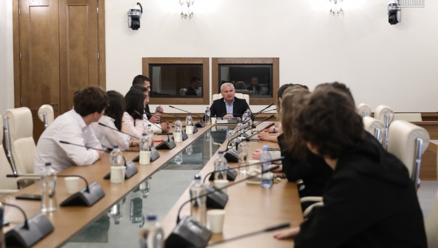 Irakli Kadagishvili met with Students of Tbilisi Public School No. 61