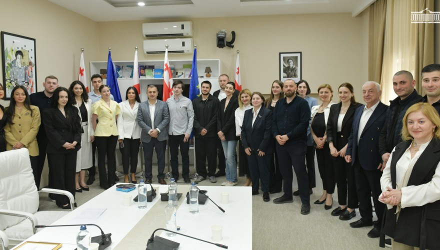 პარლამენტში სტაჟირების პროგრამის მონაწილეებს სერტიფიკატები გადასცეს