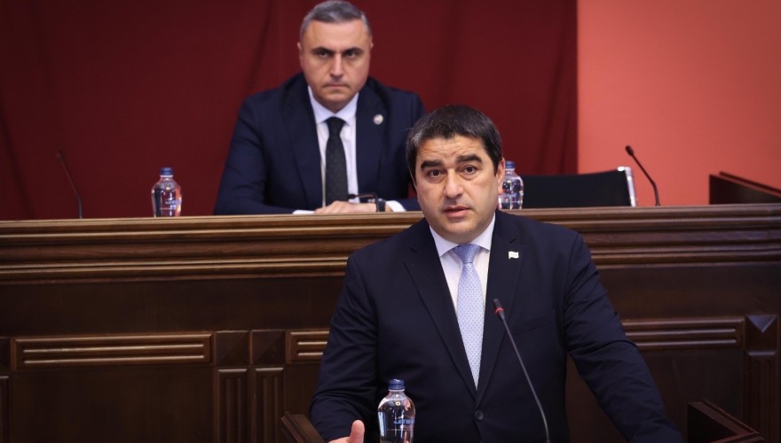 შალვა პაპუაშვილმა საპროცედურო საკითხთა კომიტეტის სხდომაზე „პარლამენტის რეგლამენტში“ ცვლილების პროექტი პირველი მოსმენით წარადგინა