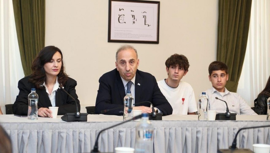 ანტონ ობოლაშვილი ადიგენის მუნიციპალიტეტის სოფელ ბოლაჯურის საჯარო სკოლის მოსწავლეებს შეხვდა