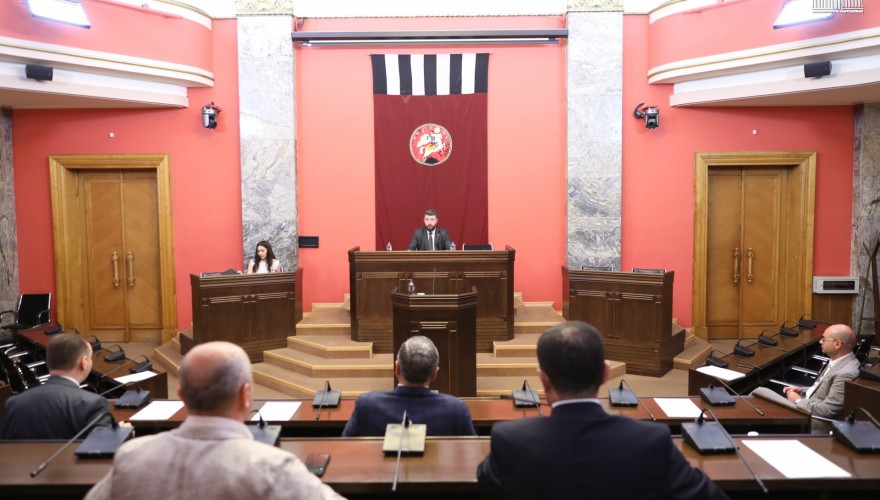 იურიდიულ საკითხთა კომიტეტმა „საპარლამენტო მდივნის შესახებ“ კანონში ცვლილებას მეორე მოსმენით მხარი დაუჭირა