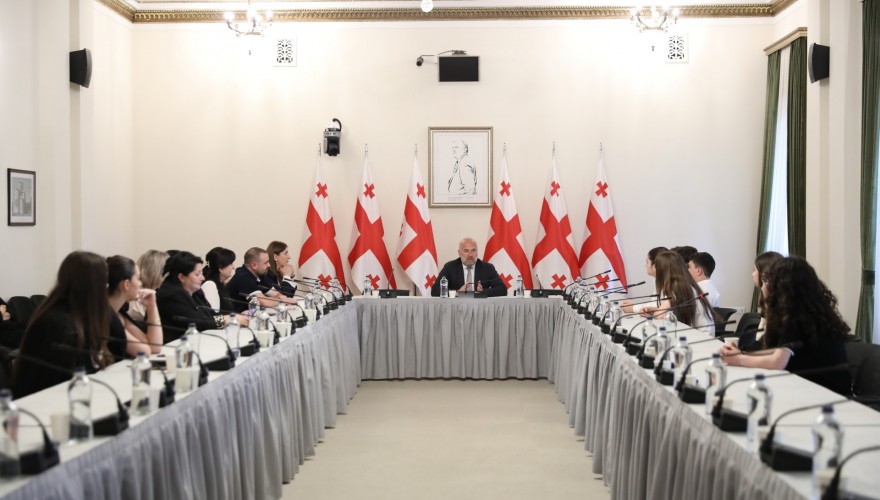 ზვიად შალამბერიძე ზესტაფონის მუნიციპალიტეტის სოფელ დილიკაურის საჯარო სკოლის მოსწავლეებსა და პედაგოგებს შეხვდა