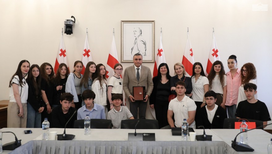 დავით მათიკაშვილი ქუთაისის N32 საჯარო სკოლის მოსწავლეებს შეხვდა