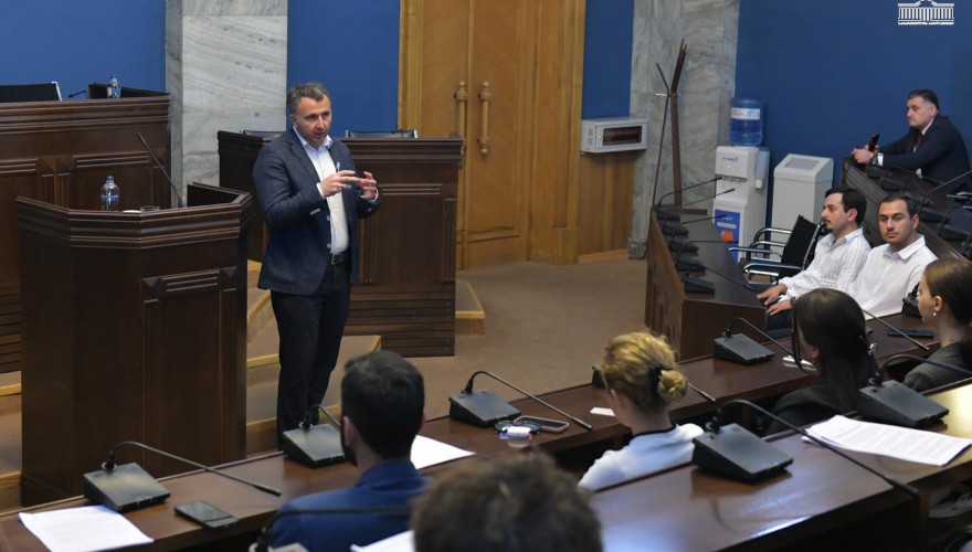 ირაკლი შატაკიშვილი რუსთავის მუნიციპალიტეტის ახალგაზრდული პროექტის, ,,მერის ახალგაზრდა წარმომადგენელი“ მონაწილეებს შეხვდა