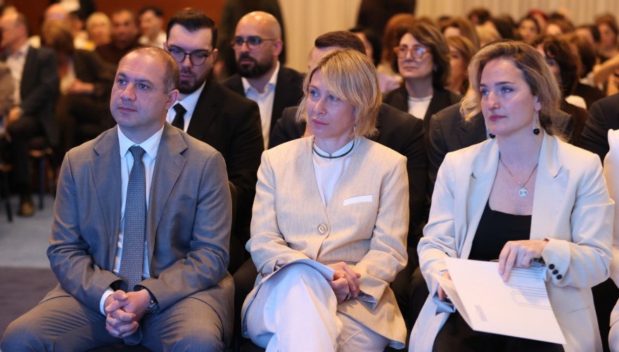 ნინო წილოსანი, მარიამ ლაშხი და რატი იონათამიშვილი პროექტის „საჯარო დიალოგი ინკლუზიურ განათლებაზე“ შემაჯამებელ ღონისძიებაზე სიტყვით გამოვიდნენ