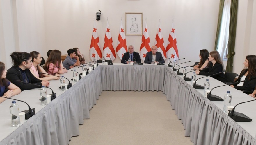 ირაკლი ქადაგიშვილი და გურამ მაჭარაშვილი ლაგოდეხის მერიის ახალგაზრდული საბჭოს წევრებს შეხვდნენ