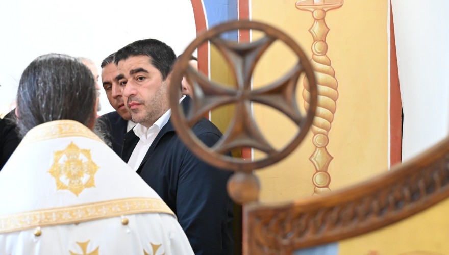 შალვა პაპუაშვილი, პარლამენტის წევრებთან ერთად, ბოლნისის ელიას მთის წმინდა პეტრე და პავლე მოციქულთა სახელობის მამათა მონასტერში წირვას დაესწრო