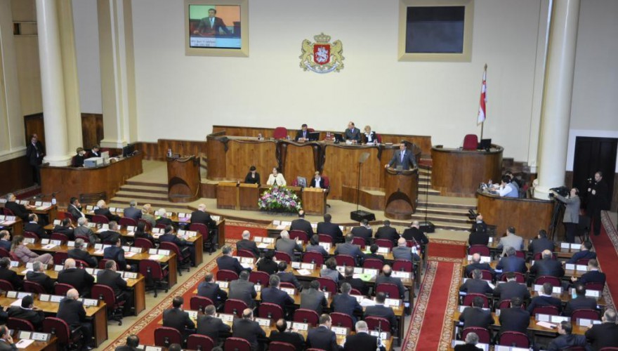 საქართველოს პრეზიდენტის, მიხეილ სააკაშვილის ყოველწლიური ანგარიშის მოსმენის შემდგომ პარლამენტში დებატები გაიმართა