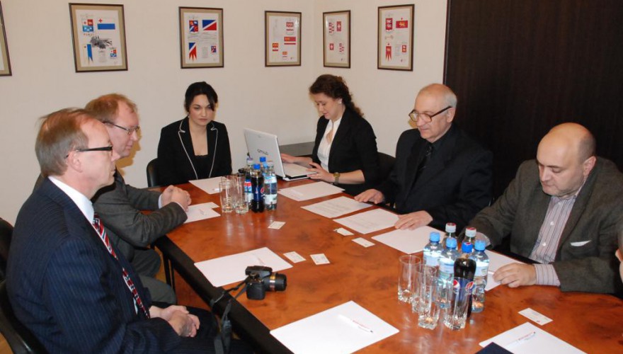 ჰერალდიკის სახელმწიფო საბჭოს თავმჯდომარე ელდარ შენგელაია ფინეთის რესპუბლიკის ეროვნული არქივის გენერალურ დირექტორს, ფინეთის ჰერალდიკის ეროვნული საბჭოს თავმჯდომარეს, იუსი ნუორტევას შეხვდა