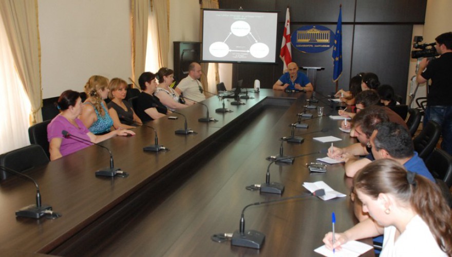 პარლამენტის წევრი ჯონდო ბაღათურია ბანკებისგან დაზარალებულ მოქალაქეებს შეხვდა