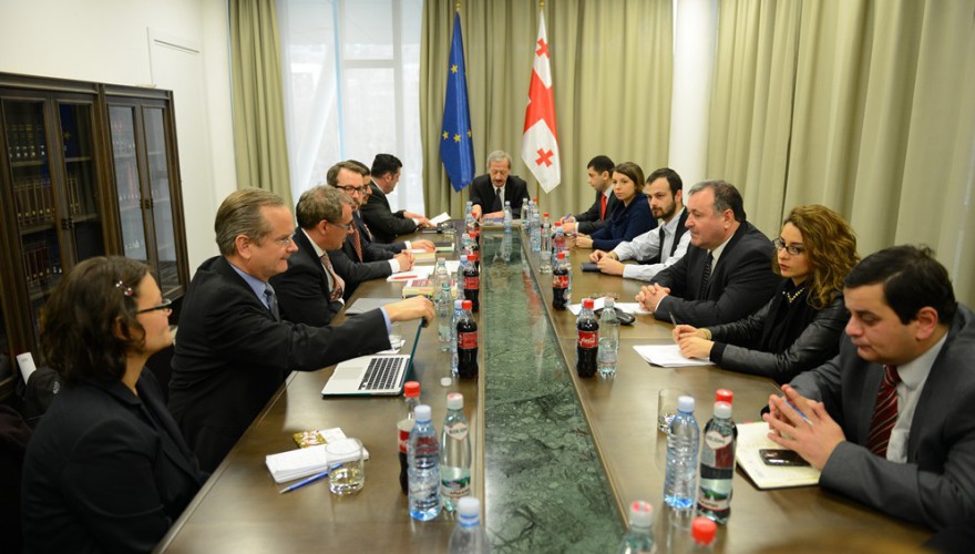პარლამენტის იურიდიულ საკითხთა კომიტეტის თავმჯდომარემ ვახტანგ ხმალაძემ უცხოელ ექსპერტებთან და კონსტიტუციონალისტებთან დისკუსია გამართა
