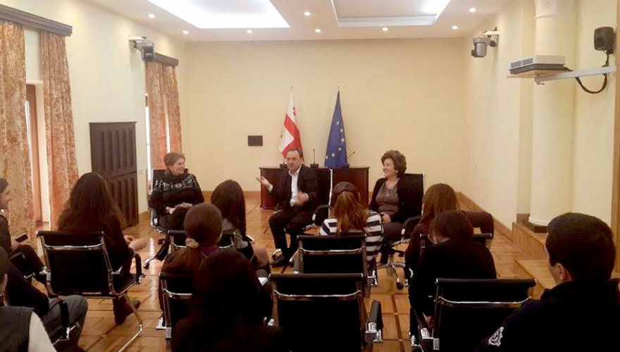 გარემოს დაცვისა და ბუნებრივი რესურსების კომიტეტის თავმჯდომარის, გიორგი ცაგარეიშვილის შეხვედრა პარლამენტის სტაჟიორებთან
