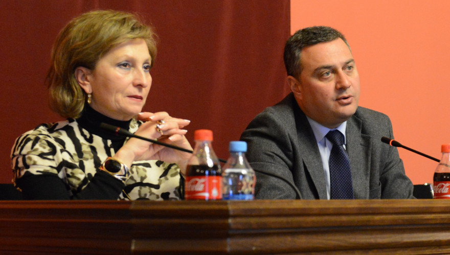 პარლამენტის წევრი ვიქტორ დოლიძე პარლამენტის სტაჟიორებსა და პრაქტიკანტებს შეხვდა
