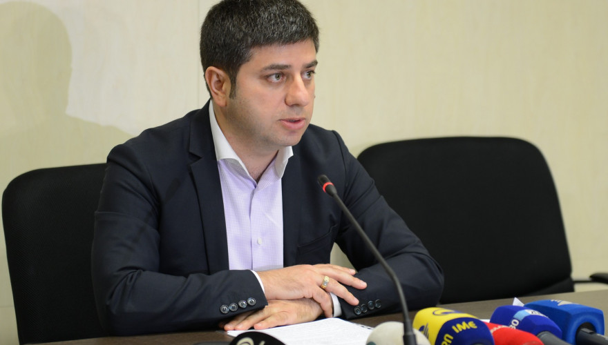 საქართველოს პარლამენტის წევრი ზაქარია ქუცნაშვილი საჯარო სამსახურში მაღალი თანამდებობის პირებისათვის პრემიების აღების უფლების შეზღუდვის ინიციატივით გამოდის