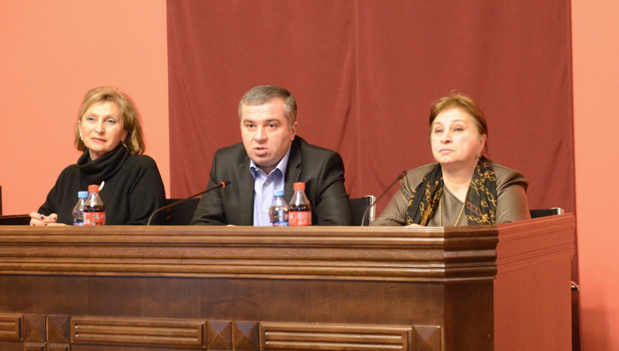 უმცირესობის ლიდერი, დავით ბაქრაძე ბუნდესტაგის სტიპენდიატს და საქართველოს პარლამენტის სტაჟიორებს შეხვდა