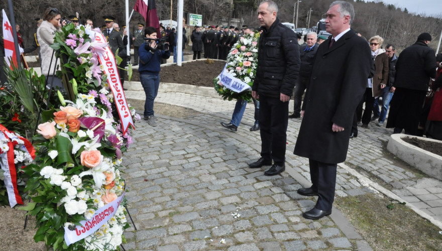 The Vice-Speaker, Zviad Dzidziguri and the Chair of Defense and Security Committee, Irakli Sesiashvili laid the wreath on the Memorial to the Cadets deceased on February 25, 1921