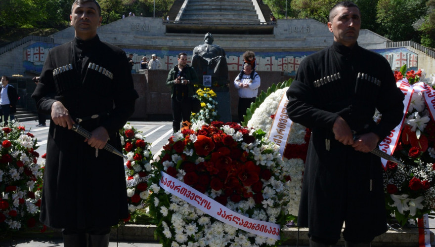 პარლამენტის თავმჯდომარის პირველმა მოადგილემ, მანანა კობახიძემ და პარლამენტის წევრებმა, საქართველოს პარლამენტის სახელით, უცნობი ჯარისკაცის საფლავი გვირგვინით შეამკეს