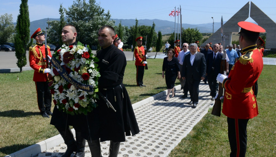 The Speaker, David Usupashvili and MPs laid the wreath on the Memorial to the Heroes of War of August, 2008 to commemorate deceased