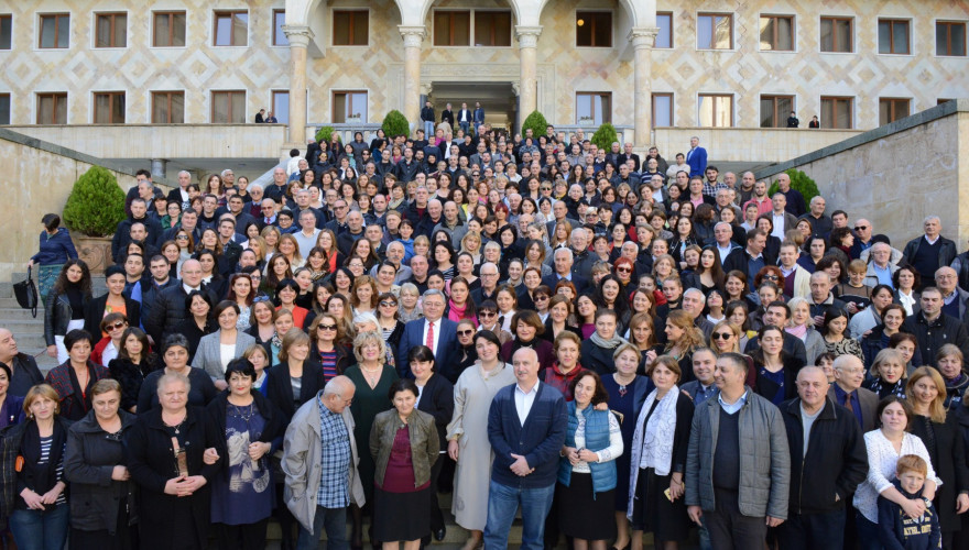 დავით უსუფაშვილი პარლამენტის აპარატის თანამშრომლებს დაემშვიდობა