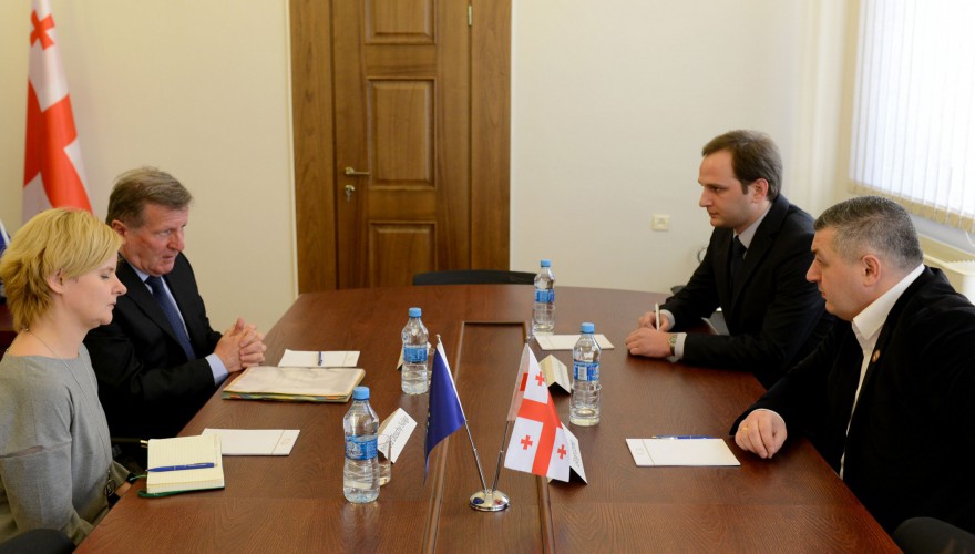 ფრაქცია „საქართველოს პატრიოტების“ თავმჯდომარე, გიორგი ლომია საქართველოში ევროკავშირის წარმომადგენლობის ხელმძღვანელს, იანოშ ჰერმანს შეხვდა