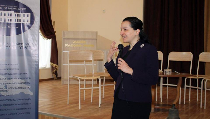 მარიამ ჯაში და სიმონ ნოზაძე ხაშურში საჯარო სკოლის ახლად რეაბილიტირებული სასწავლო კორპუსის გახსნის ცერემონიაზე