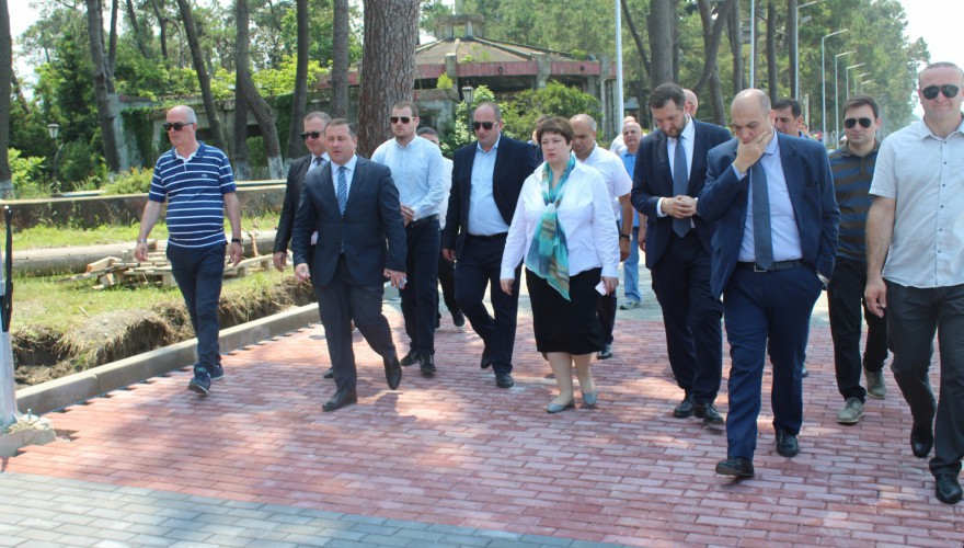 კობა ნაკაიძემ და მაია ცქიტიშვილმა ქობულეთის ზღვისპირის ნაპირსამაგრი სამუშაოების მიმდინარეობა დაათვალიერა