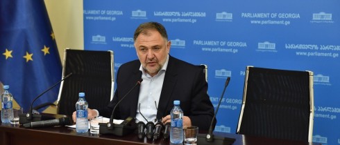 ბიძინა გეგიძე აცხადებს, რომ ქალაქის მუნიციპალიტეტი არ იცვლის მშვიდ პოზიციას მეწყერსაშიში უბნების განაშენიანებასთან დაკავშირებით, მოსახლეობა კი კვლავ დაუცველი რჩება სიცოცხლისათვის საშიში მშენებლობების წინაშე
