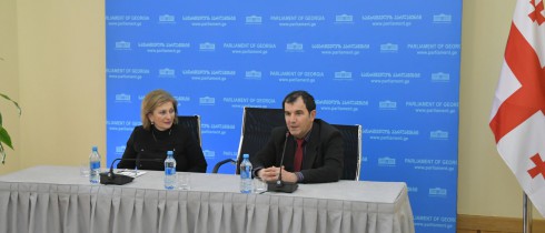 ზაზა ხუციშვილი პარლამენტის სტაჟიორებს შეხვდა