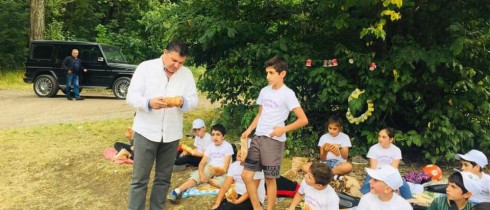 საქართველოს პარლამენტის წევრის ენზელ მკოიანის მორიგი შეხვედრა სოფელ კარტიკამის მოსახლეობასა და „ახალქალაქის ბანაკი 2019“-ის ბავშვებთან