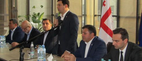 პარლამენტის წევრი ენზელ მკოიანი და საქართველოს პარლამენტის თავმჯდომარე არჩილ თალაკვაძე ნინოწმინდისა და ახალქალაქის მუნიციპალიტეტების მოსახლეობას შეხვდნენ