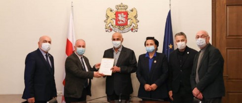 დიმიტრი ხუნდაძემ მცხეთის საპატიო მოქალაქეს დიმიტრი ალავიძეს მადლობის სიგელი გადასცა