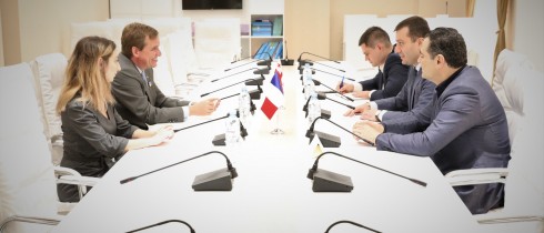 გიორგი ხოჯევანიშვილი, ალექსანდრე მოწერელია და მიხეილ დაუშვილი საფრანგეთის საგანგებო და სრულუფლებიან ელჩს შეხვდნენ