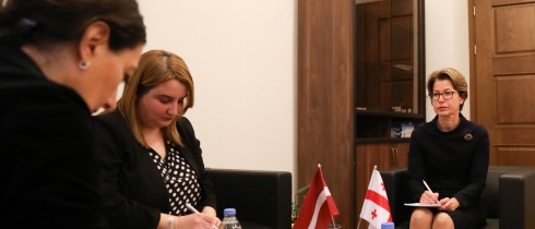 თამარ ჩარკვიანი ლატვიის ელჩს შეხვდა