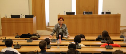 ქეთევან დუმბაძემ პარლამენტში ქართულ-ამერიკული სკოლის მოსწავლეებს უმასპინძლა
