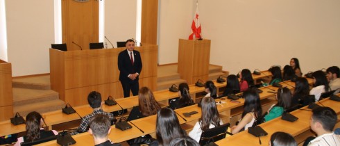 გოგი მეშველიანი ბოლნისის მუნიციპალიტეტის ახალგაზრდებს შეხვდა