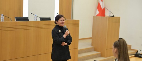 ანა ნაცვლიშვილი სტუდენტური პარლამენტის წევრებს შეხვდა