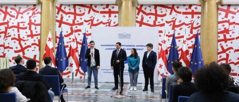 არჩილ თალაკვაძე „საქართველო და ევროკავშირი“ პროექტის მონაწილე ახალგაზრდებს შეხვდა და სამახსოვრო სიგელები გადასცა