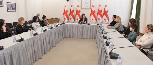 ქეთევან თურაზაშვილი მარტოხელა მშობლებს შეხვდა