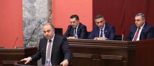 თავდაცვის მინისტრობის კანდიდატის, ირაკლი ჩიქოვანისთვის ნდობის გამოცხადების საკითხი კომიტეტების გაერთიანებულ სხდომაზე განიხილეს