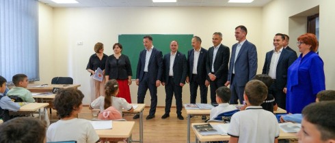 გივი მიქანაძემ კახეთში ახლად რეაბილიტირებული ორი საჯარო სკოლა დაათვალიერა