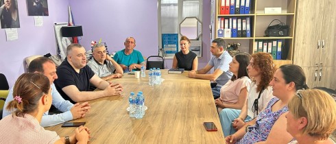 რატი იონათამიშვილი თელავის დამოუკიდებელი ცხოვრების ცენტრს ესტუმრა