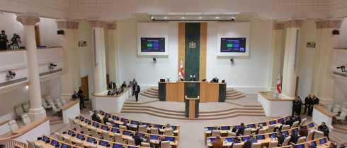 საპარლამენტო უმრავლესობის ლიდერად და ფრაქცია „ქართული ოცნების“ თავმჯდომარედ ირაკლი კირცხალია აირჩიეს