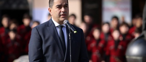 შალვა პაპუაშვილი ანზორ ერქომაიშვილის მემორიალური დაფის გახსნას დაესწრო