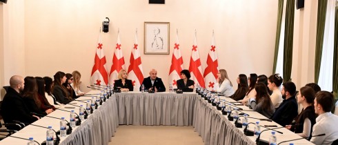ილია ინჯია საქართველოს პარლამენტში სტაჟირებაზე მყოფ ახალგაზრდებს შეხვდა