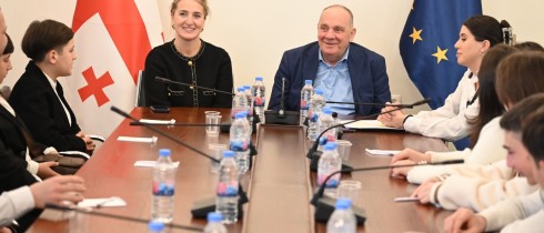 Mariam Lashkhi and Givi Chichinadze met with School children