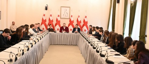 რატი იონათამიშვილი თბილისის კლასიკური გიმნაზიის მოსწავლეებს შეხვდა