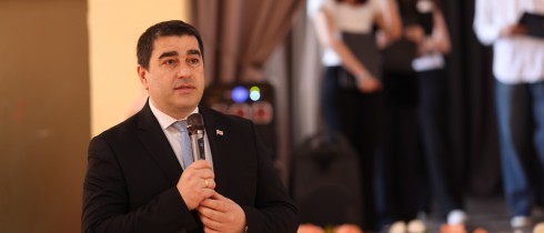 შალვა პაპუაშვილი პარლამენტის წევრებთან ერთად ჩუღურეთის მეხუთე საჯარო სკოლაში გამართულ ღონისძიებას დაესწრო