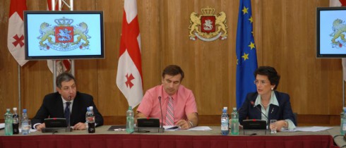 საქართველოს პარლამენტის თავმჯდომარე ნინო ბურჯანაძე ქუთაისში გამართულ მთავრობის გასვლით სხდომას დაესწრო